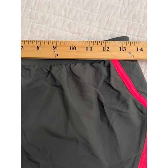 NWT UNDER ARMOUR Women's Loose Run shorts Gray/Pink Sz XS - Picture 3 of 9